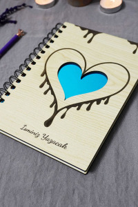 Kişiye Özel Kalp Desenli Ahşap Kapaklı Defter - Ajanda - İsme Özel - A5 60 Yaprak (120 SAYFA) Hediyelik