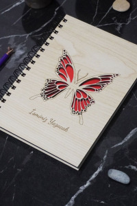 Kişiye Özel Kelebek Desenli Ahşap Kapaklı Defter - İsme Özel -  A5 60 Yaprak (120 SAYFA)