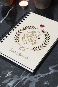 Kişiye Özel Anne Bebek Desenli Ahşap Kapaklı Defter - Ajanda - İsme Özel - A5 60 Yaprak (120 SAYFA) Hediyelik
