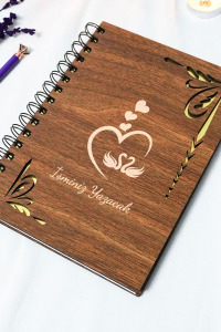 Kişiye Özel Kuğu Aşk Desenli Ahşap Kapaklı Defter - Ajanda - İsme Özel - A5 60 Yaprak (120 SAYFA) Hediyelik