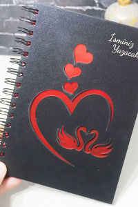 Kişiye Özel Kuğu Aşk Desenli Ahşap Kapaklı Defter - Ajanda - İsme Özel - A5 60 Yaprak (120 SAYFA) Hediyelik