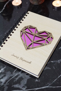 Kişiye Özel Kalp Desenli Ahşap Kapaklı Defter - Ajanda - İsme Özel - A5 60 Yaprak (120 SAYFA) Hediyelik