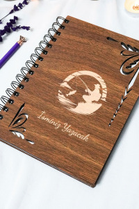 Kişiye Özel Balıkçı Desenli Ahşap Kapaklı Defter - Ajanda - İsme Özel - A5 60 Yaprak (120 SAYFA) Hediyelik